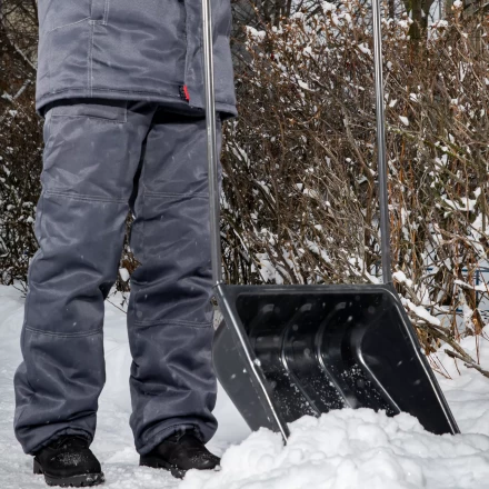 Движок для уборки снега пластиковый Сибртех, 570 х 470 х 1300 мм, стальная рукоятка, Россия, 615925 купить в Магнитогорске