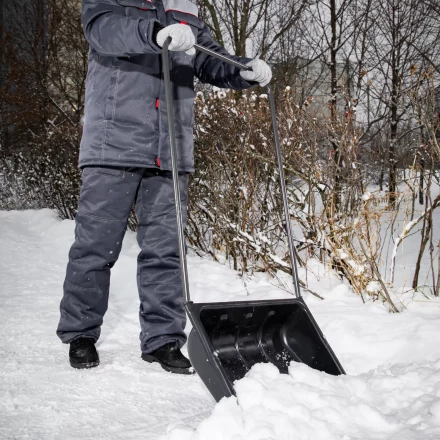 Движок для уборки снега пластиковый Сибртех, 570 х 470 х 1300 мм, стальная рукоятка, Россия, 615925 купить в Магнитогорске