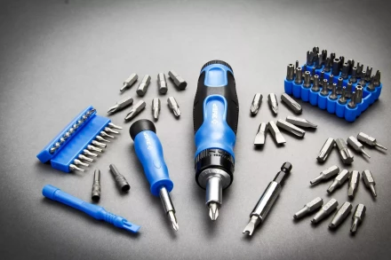 Набор ЗУБР &quot;ЭКСПЕРТ&quot;: Отвертка реверсивная с магнитным битодержателем и отсеком для бит в рукоятке, Cr-V, 130 предметов 25237-H129 купить в Магнитогорске