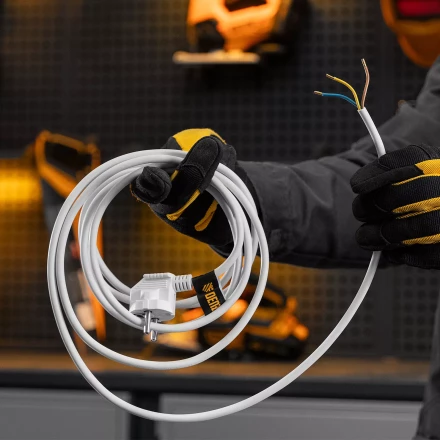 Шнур сетевой Denzel Energy Series, ПВС, 3 м, 3 x 1 мм, с неразборной вилкой, белый, 3 м, 37666 купить в Магнитогорске