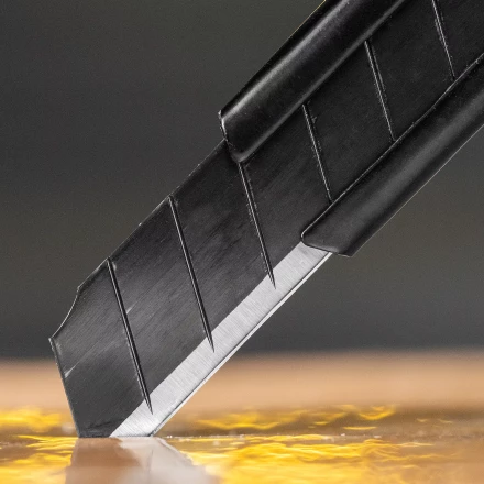 Нож Denzel, 9 мм, сменное лезвие, SK4, алюминиевый корпус, торцевой зажим, 78901 купить в Магнитогорске