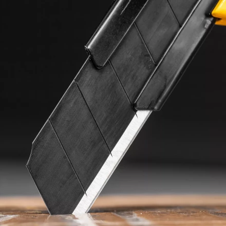 Нож Denzel, 18 мм, сменное лезвие, SK4, корпус из цинкового сплава + TPR, торцевой зажим 78904 купить в Магнитогорске