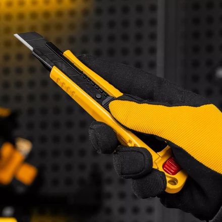 Нож Denzel, 18 мм, сменное лезвие, SK4, корпус из цинкового сплава + TPR, торцевой зажим 78904 купить в Магнитогорске