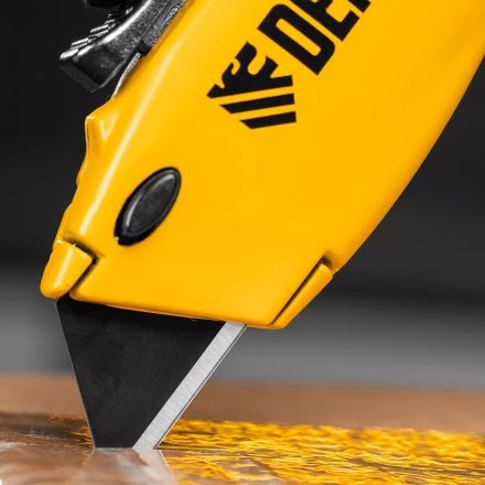 Нож Denzel, 19мм, сменное трапециевидное  лезвие, SK4, алюминиевый корпус, торцевой зажим купить в Магнитогорске