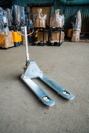 Тележка гидравлическая оцинкованная 2500 кг 1150 мм нейлоновые колеса XILIN BFG 1025410 купить в Магнитогорске