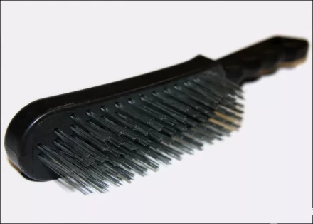 Щетка 3-рядная металлическая с пластмассовой ручкой  SPARTA 748655 купить в Магнитогорске