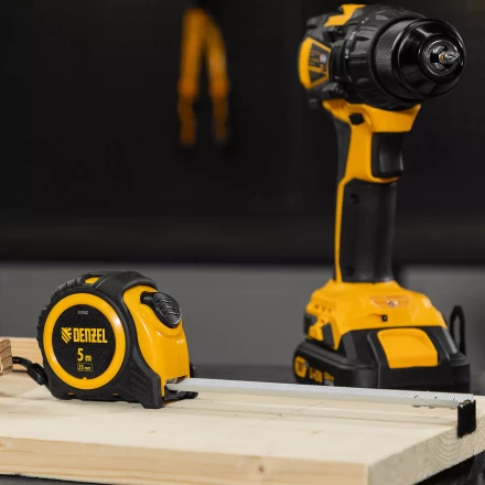 Рулетка Denzel  5м х 25мм, обрезиненный корпус, автоматическая фиксация, 31552 купить в Магнитогорске