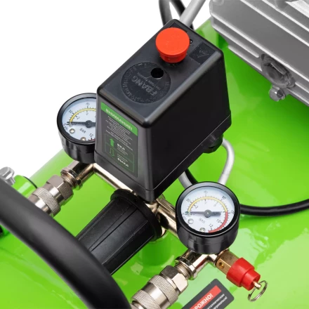 Компрессор воздушный Сибртех КК-2200/100 58009, 2,2 кВт, 350 л/мин, 100 л, прямой привод, масляный купить в Магнитогорске