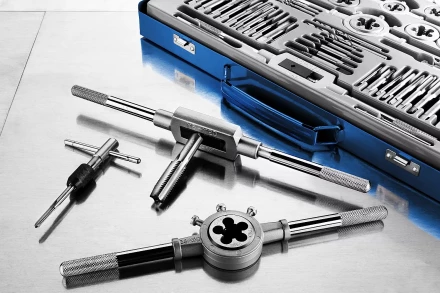 Набор метчиков и плашек ЗУБР &quot;ПРОФЕССИОНАЛ&quot;, сталь Р6М5, 35 предметов 28110-H35 купить в Магнитогорске