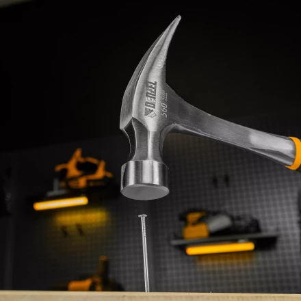 Молоток-гвоздодер 560 г Denzel 10424, цельнометаллический, двухкомпонентная рукоятка купить в Магнитогорске