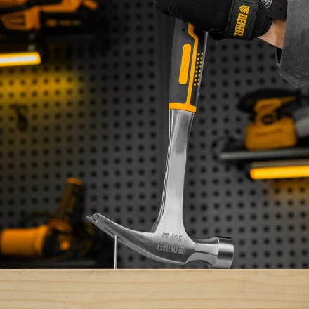 Молоток-гвоздодер 560 г Denzel 10424, цельнометаллический, двухкомпонентная рукоятка купить в Магнитогорске