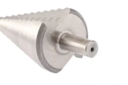 Сверло ступенчатое 4-6-9-12-15-18-21-24-27-30-33-36-39 мм Р6М5 трехгранный хвостовик Барс 72363 купить в Магнитогорске