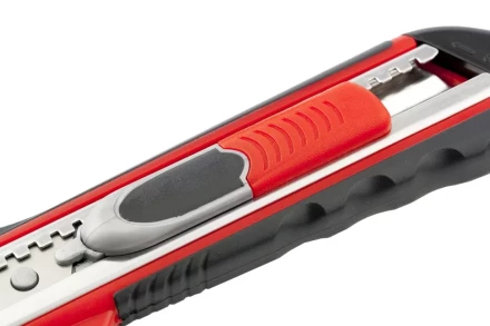 Нож 18мм, выдвижное лезвие, металлическая направляющая, двойная фиксация, эргономичная двухкомпонентная рукоятка MATRIX QUIK BLADE 78936 купить в Магнитогорске