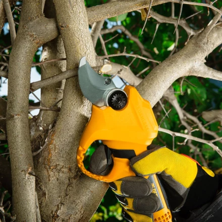 Секатор аккумуляторный Denzel CP-30 59435, 18В Li-Ion купить в Магнитогорске