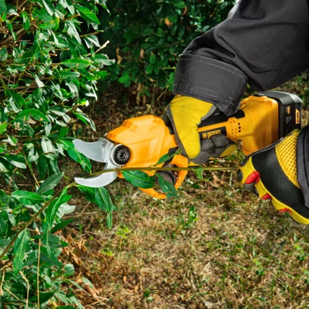 Секатор аккумуляторный Denzel CP-30 59435, 18В Li-Ion купить в Магнитогорске