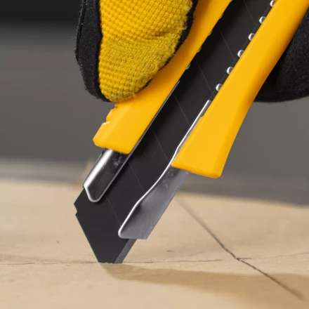 Нож Denzel, 18 мм, сменное лезвие, SK4, метал. направляющая, нажимной фиксатор, 78942 купить в Магнитогорске