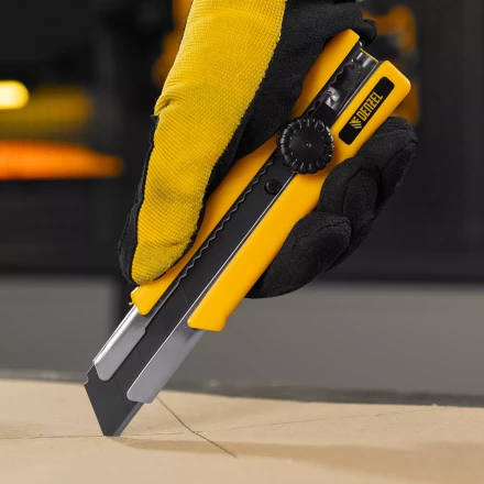 Нож Denzel, 25 мм, сменное лезвие, SK4, корпус из TPR, метал. направляющая, винтовой фиксатор, 78945 купить в Магнитогорске