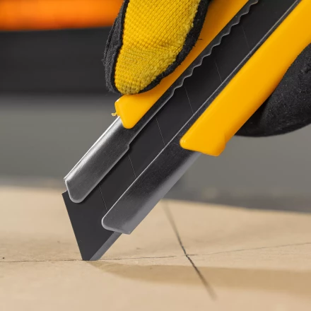 Нож Denzel, 25 мм, сменное лезвие, SK4, корпус из TPR, метал. направляющая, винтовой фиксатор, 78945 купить в Магнитогорске