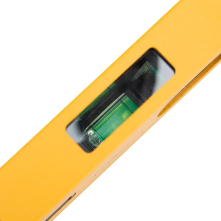 Уровень алюминиевый Denzel 33690, магнит., фрезерованный, 3 глазка (1 зеркал.), 0,5 мм/м, 400 мм купить в Магнитогорске