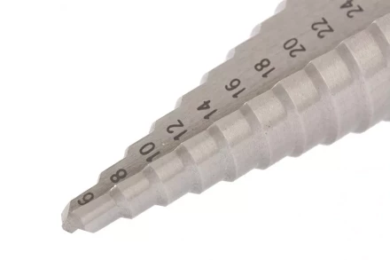 Сверло ступенчатое 6-8-10-12-14-16-18-20-22-24-26-28-30 мм Р6М5 трехгранный хвостовик Барс 72362 купить в Магнитогорске